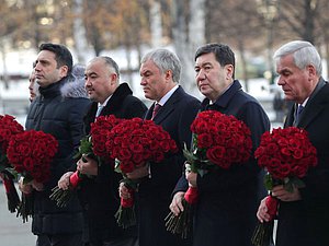 Председатель Государственной Думы Вячеслав Володин и главы делегаций стран-участниц ОДКБ возложили цветы к Могиле Неизвестного Солдата