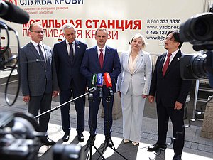 Председатель Комитета по охране здоровья Сергей Леонов, Первые заместители Председателя Комитета Бадма Башанкаев и Леонид Огуль и член Комитета Михаил Кизеев