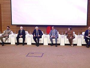 Круглый стол на тему "Актуальные вопросы развития и поддержки донорства крови и ее компонентов в Российской Федерации"