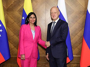 La Vicepresidenta ejecutiva de la República Bolivariana de Venezuela, Delcy Eloína Rodríguez Gómez, y el Jefe Adjunto de la Duma Estatal, Aleksandr Babakov