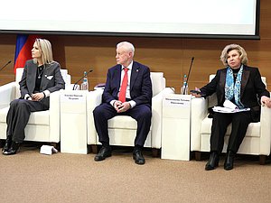 Председатель Комитета по развитию гражданского общества, вопросам общественных и религиозных объединений Яна Лантратова, руководитель фракции "Справедливая Россия" Сергей Миронов и Уполномоченный по правам человека в РФ Татьяна Москалькова