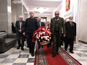 Возложение цветов ветеранами Минэкономразвития к памятной доске работников Госплана СССР