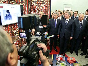 Осмотр выставки, посвященной 25-летию установления российско-азербайджанских дипломатических отношений