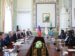 Reunión de Vyacheslav Volodin, Jefe de la Duma Estatal, con Tulia Exon, Presidenta de la Unión Interparlamentaria y Presidenta de la Asamblea Nacional de la República Unida de Tanzania