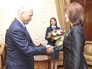 Председатель Государственной Думы Борис Грызлов вручил Орден Дружбы заместителю Председателя Национального Совета Словацкой Республики Анне Белоусовой