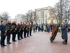 Вячеслав Володин и главы делегаций стран — членов ПА ОДКБ возложили цветы к Могиле Неизвестного Солдата