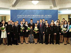 Сергей Нарышкин вручил паспорта и памятные экземпляры Конституции Российской Федерации учащимся Москвы, суворовских и нахимовских училищ, молодым спортсменам