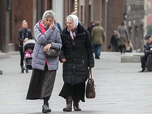 пенсионеры телефон люди улица