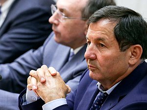 Член Комитета по транспорту и строительству Гаджимурад Омаров