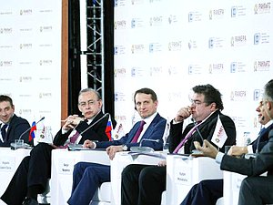Сергей Нарышкин  выступил  модератором на пленарной дискуссии «Doing Business in Russia 2.0», проходящей в рамках Гайдаровского форума - 2014