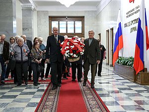 Возложение цветов ветеранами Минэкономразвития к памятной доске работников Госплана СССР