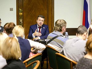 Заместитель председателя Комитета по безопасности и противодействию коррупции Анатолий Выборный. Автор фото: Марат Абулхатин/Фотослужба Государственной Думы