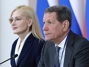 Заместитель Председателя Государственной Думы Ирина Яровая и Первый заместитель Председателя Государственной Думы Александр Жуков