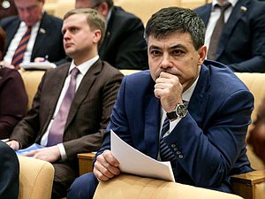 Председатель Комитета по охране здоровья Дмитрий Морозов во время заседания. Автор фото: Анна Исакова/Фотослужба Государственной Думы.