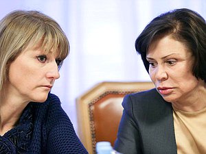 Члены Комитета по международным делам Светлана Журова и Ирина Роднина