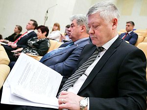 Председатель Комитета по безопасности и противодействию коррупции Василий Пискарев. Автор фото: Анна Исакова/Фотослужба Государственной Думы