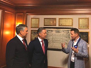 Председатель ГД Вячеслав Володин, Председатель Мажилиса Парламента Казахстана Нурлан Нигматулин и художественный руководитель Государственного театра Наций Евгений Миронов