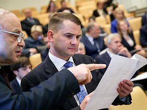 Председатель Комитета по труду, социальной политике и делам ветеранов Ярослав Нилов во время слушаний. Фото: Анна Исакова/Фотослужба Государственной Думы.
