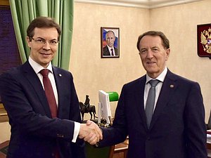 Заместитель Председателя Государственной Думы Алексей Гордеев и руководитель Роскачества Максим Протасов