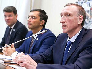 Члены Комитета по экономической политике, промышленности, инновационному развитию и предпринимательству Денис Кравченко, Владимир Гутенев и Александр Козловский Автор фото: Марат Абулхатин/Фотослужба Государственной Думы