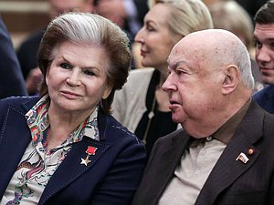 Член Комитета по международным делам Валентина Терешкова и член Комитета по строительству и жилищно-коммунальному хозяйству Владимир Ресин