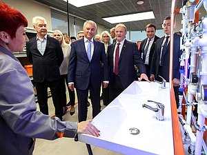 Председатель Государственной Думы Вячеслав Володин и мэр Москвы Сергей Собянин. Выездное заседание Совета Государственной Думы по вопросу организации предоставления среднего профессионального образования с учетом особого порядка проведения ГИА-9 в рамках пилотного проекта (Центр практического обучения "Профессии будущего")