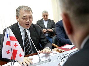 Председатель Комитета по делам СНГ, евразийской интеграции и связям с соотечественниками Леонид Калашников. Автор фото: Марат Абулхатин/Фотослужба Государственной Думы