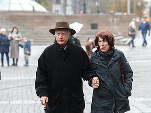 семья туристы пенсионеры люди улица