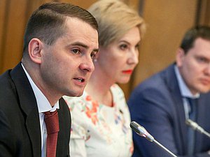 Председатель Комитета по труду, социальной политике и делам ветеранов Ярослав Нилов во время заседания. Автор фото: Анна Исакова/Фотослужба Государственной Думы.