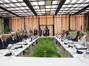 La reunión del Jefe de la Duma Estatal, Vyacheslav Volodin, con el Jefe de la Asamblea Nacional del Poder Popular y del Consejo de Estado de la República de Cuba, Esteban Lazo Hernández en un formato ampliado