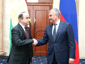 Председатель Маджлиси Намояндагон Маджлиси Оли Республики Таджикистан Шукурджон Зухуров и Председатель Государственной Думы Вячеслав Володин