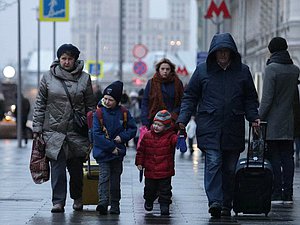 туристы приезжие чемодан семья дети люди улица метро