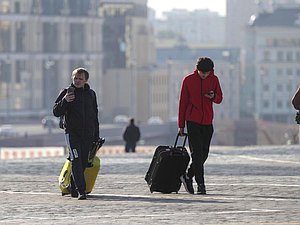москва красная площадь приезжие туристы чемодан багаж