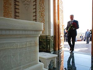 Председатель Государственной Думы Вячеслав Володин возложил цветы к Мавзолею Первого Президента Республики Узбекистан Ислама Каримова
