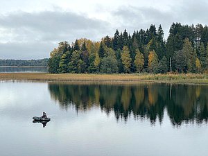 осень Россия река рыбак лодка рыбалка