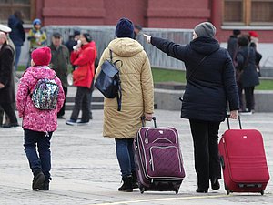 туристы чемодан приезжие