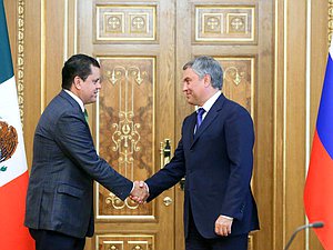 Председатель Палаты депутатов Генерального Конгресса Мексиканских Соединенных Штатов Эдгар Ромо Гарсия и Председатель Государственной Думы Вячеслав Володин