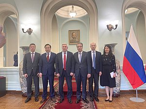 伊万·梅利尼科夫会见越南驻俄罗斯大使邓明科
