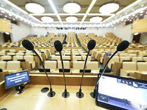 Зал пленарных заседаний микрофоны