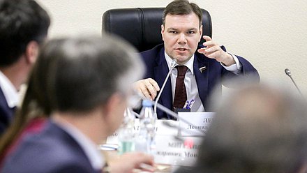 Председатель Комитета по информационной политике, информационным технологиям и связи Леонид Левин во время заседания. Автор фото: Анна Исакова/Фотослужба Государственной Думы.