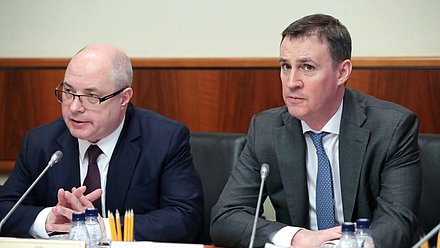 Председатель Комитета по вопросам собственности, земельным и имущественным отношениям Сергей Гаврилов и Министр сельского хозяйства РФ Дмитрий Патрушев