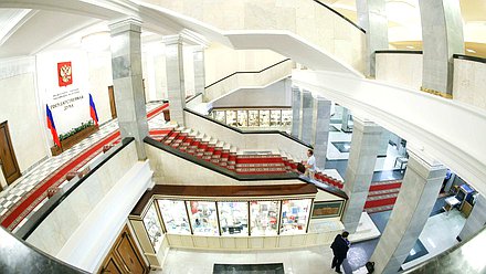 Здание Государственной Думы лестница