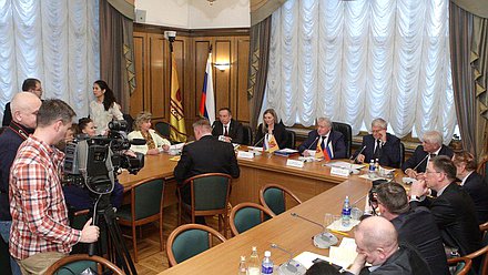 Круглый стол на тему: "Проблемы и задачи сотрудничества Российской Федерации с Донецкой Народной Республикой и Луганской Народной Республикой в сфере образования".