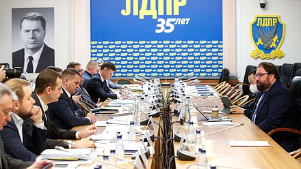 Встреча Министра цифрового развития, связи и массовых коммуникаций РФ Максута Шадаева с представителями фракции ЛДПР