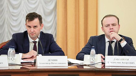 Председатель Комитета по малому и среднему предпринимательству Александр Демин и заместитель Председателя Государственной Думы Владислав Даванков