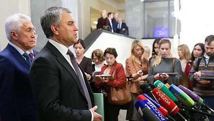 Председатель Государственной Думы Вячеслав Володин отвечает на вопросы журналистов перед началом заключительного пленарного заседания осенне-зимней сессии Государственной Думы.