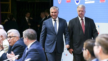 Председатель Государственной Думы Вячеслав Володин и Председатель Федерации независимых профсоюзов России Михаил Шмаков