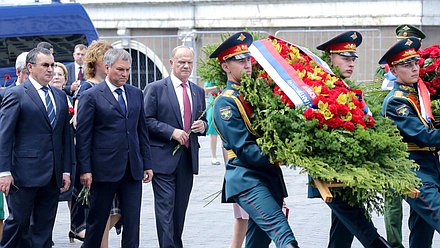 Председатель Государственной Думы Вячеслав Володин, Первый заместитель Председателя Совета Федерации Николай Федоров и руководитель фракции КПРФ Геннадий Зюганов