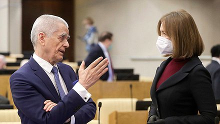 Первый заместитель Председателя Комитета по образованию и науке Геннадий Онищенко и заместитель Председателя Комитета по экономической политике, промышленности, инновационному развитию и предпринимательству Альфия Когогина