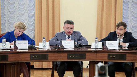 Заместитель Председателя Комитета по физической культуре и спорту Амир Хамитов и член Комитета по информационной политике, информационным технологиям и связи Антон Ткачев